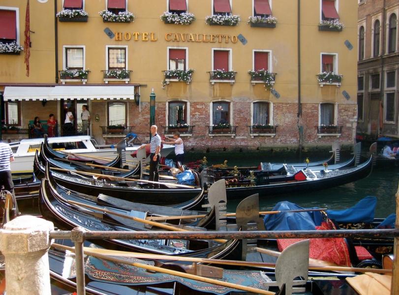 Gondola stand in Bacino Orseolo Gondola stand in Bacino Orseolo
