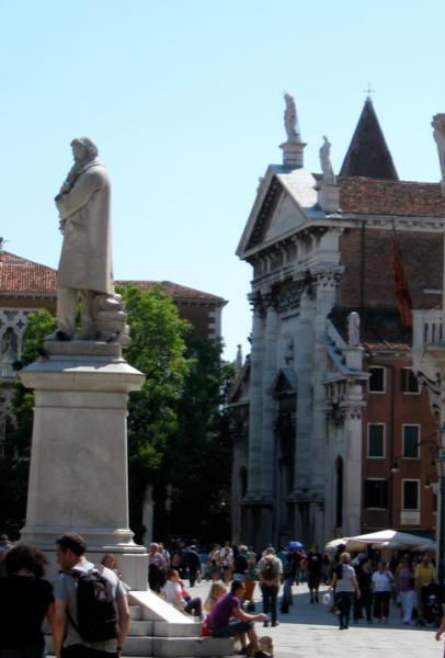 Campo S. Stefano with the 'Caga libri'