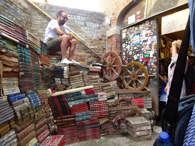 Un shop avec tous les livres sur Venise