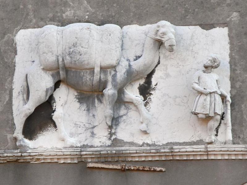 Bas-relief de l'homme au turban menant un chameau (Venise)