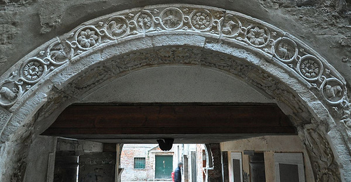 'Marco Polo Arch' over Calle del Teatro